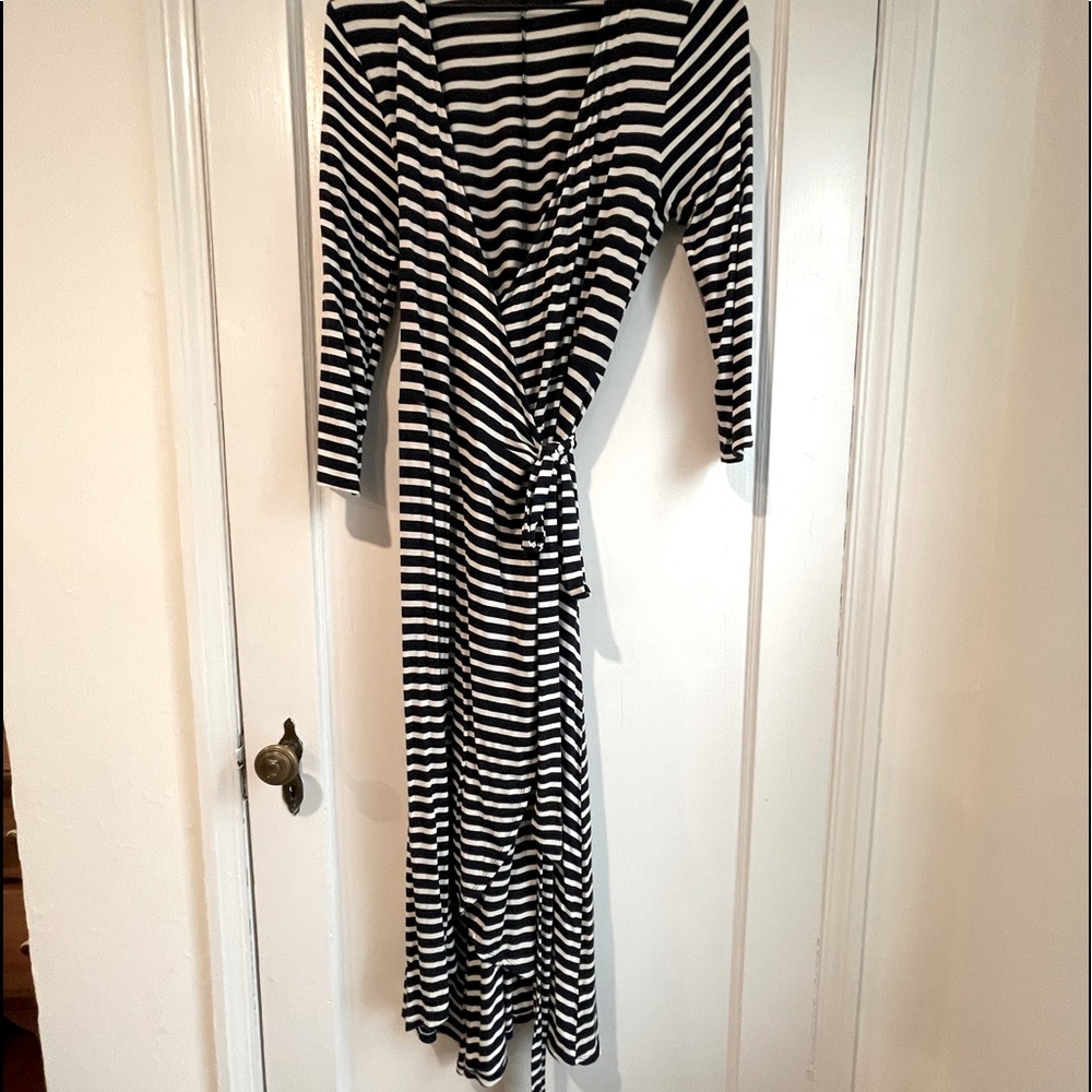 Womens Striped Wrap Dress; like new! Easy & comfy!